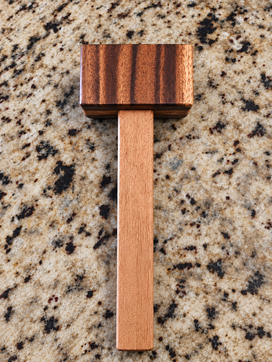 Mazo de madera artesanal de dos tonos