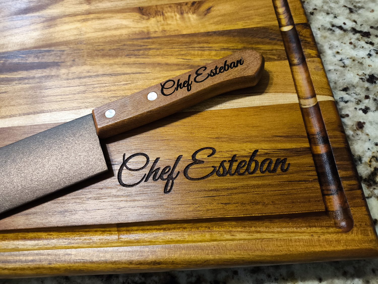 Set de tabla y cuchillo grabados con el mismo nombre