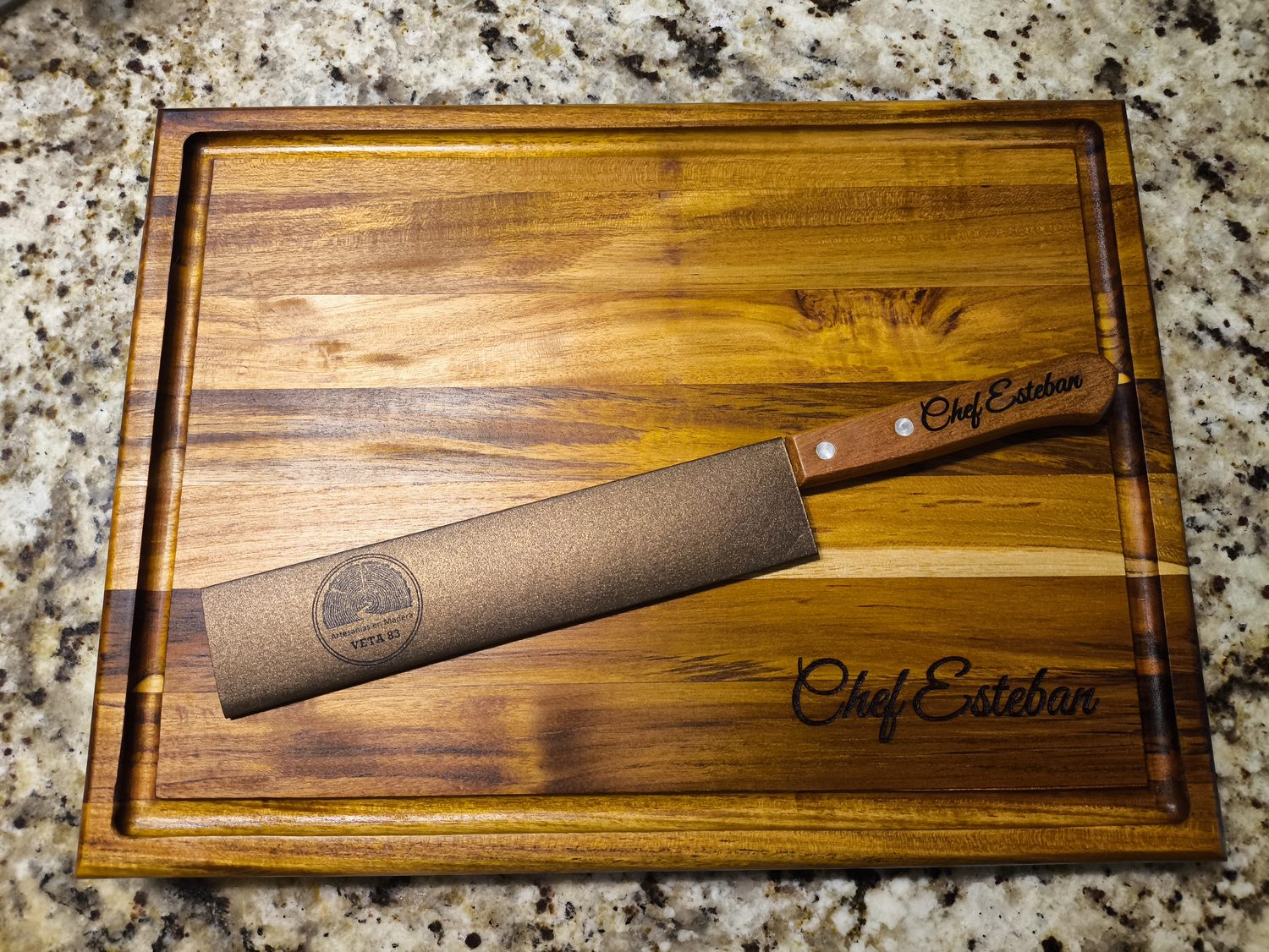 Tabla y cuchillo grabados empacados y listos para regalar
